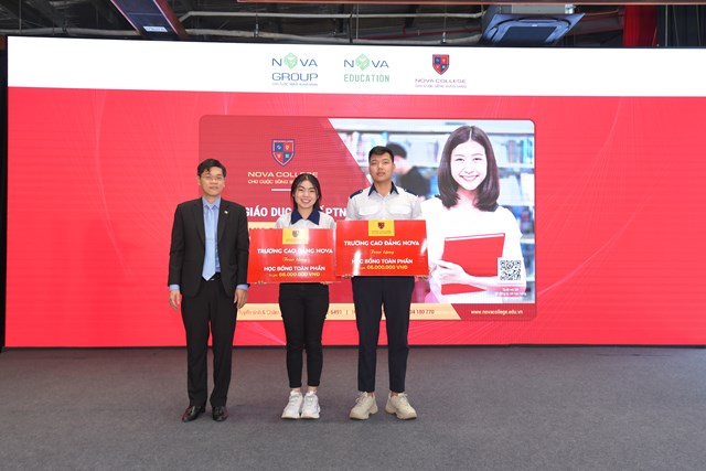 TS B&ugrave;i Phi H&ugrave;ng - Tổng Gi&aacute;m đốc Nova Education Group trao tặng học bổng đến hai học sinh đạt điều kiện tại chương tr&igrave;nh.
