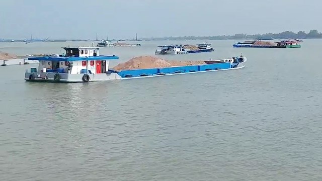 Khai th&aacute;c c&aacute;t tr&ecirc;n s&ocirc;ng Tiền. Ảnh chỉ mang t&iacute;nh chất minh hoạ.