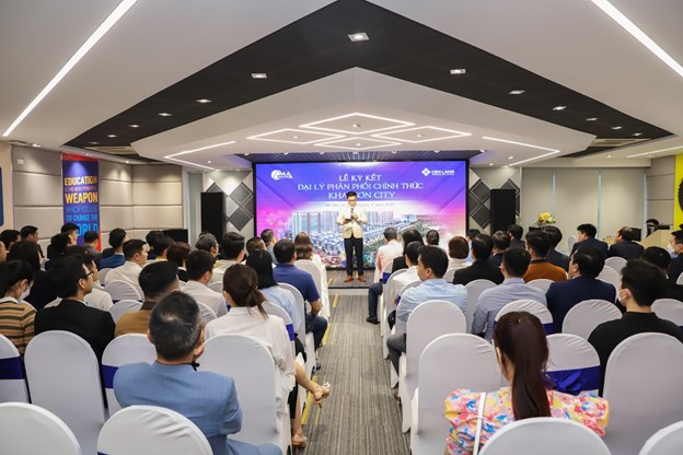 Tham dự sự kiện k&yacute; kết c&oacute; đại diện Cen Land v&agrave; đại diện c&aacute;c đơn vị ph&acirc;n phối bất động sản, đ&aacute;nh dấu sự hợp t&aacute;c b&ugrave;ng nổ giữa Cen Land với c&aacute;c đối t&aacute;c. &nbsp;