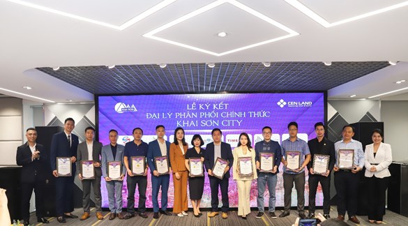 Cen Land trao bằng chứng nhận đại l&yacute; ph&acirc;n phối ch&iacute;nh thức dự &aacute;n Khai Sơn City cho 12 đại l&yacute; chiến lược &nbsp;