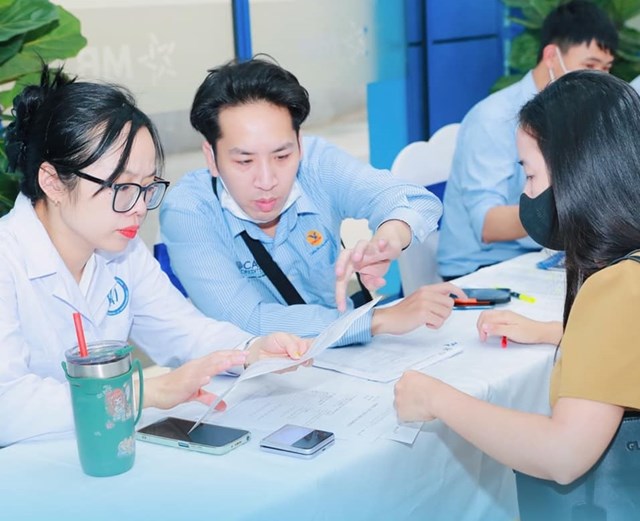 C&aacute;c b&aacute;c sĩ đầu ng&agrave;nh thăm kh&aacute;m, tư vấn cho kh&aacute;ch h&agrave;ng của MB Ageas Life