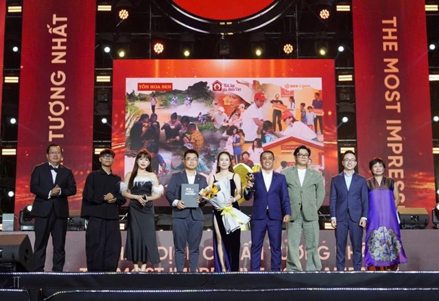 Chương tr&igrave;nh M&aacute;i Ấm Gia Đ&igrave;nh Việt được vinh danh ở hạng mục &ldquo;Chiến dịch CSR ấn tượng nhất&rdquo; của Giải thưởng Quảng c&aacute;o S&aacute;ng tạo Việt Nam - Vạn Xu&acirc;n Awards 2024.
