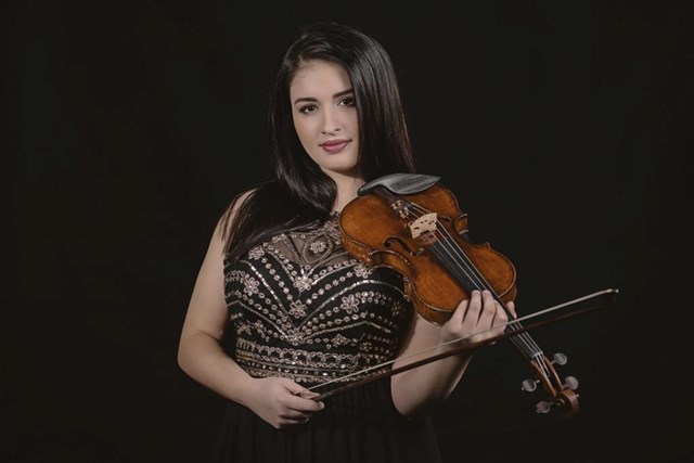 Nghệ sĩ violin Sara Dragan. Nguồn ảnh: Saradragan.com &nbsp;