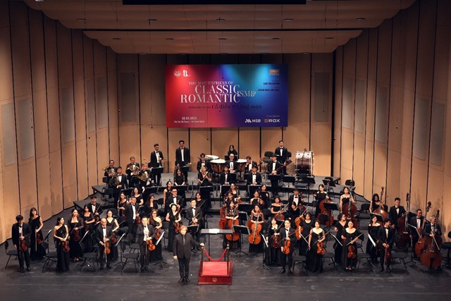 ROX Group đồng h&agrave;nh c&ugrave;ng d&agrave;n nhạc Giao hưởng H&agrave; Nội trong h&ograve;a nhạc &ldquo;Những kiệt t&aacute;c của Chủ nghĩa Cổ điển v&agrave; L&atilde;ng mạn&rdquo; th&aacute;ng 3/2025. &nbsp;