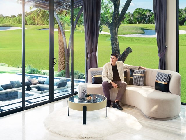 Căn bi&ecirc;̣t thự mà Văn L&acirc;m y&ecirc;u thích nằm giữa lòng s&acirc;n golf PGA 36 h&ocirc;́, k&ecirc;̀ c&acirc;̣n bi&ecirc;̉n Phan Thi&ecirc;́t và loạt ti&ecirc;̣n ích h&acirc;́p d&acirc;̃n của si&ecirc;u dự án. Ảnh nhà m&acirc;̃u PGA Golf Villas - NovaWorld Phan Thiet.