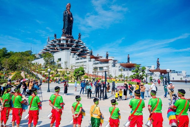 Tưng bừng kh&#244;ng kh&#237; lễ hội tr&#234;n n&#250;i B&#224; Đen (T&#226;y Ninh) trong th&#225;ng 4 - Ảnh 2