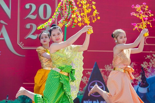 Tưng bừng kh&#244;ng kh&#237; lễ hội tr&#234;n n&#250;i B&#224; Đen (T&#226;y Ninh) trong th&#225;ng 4 - Ảnh 4