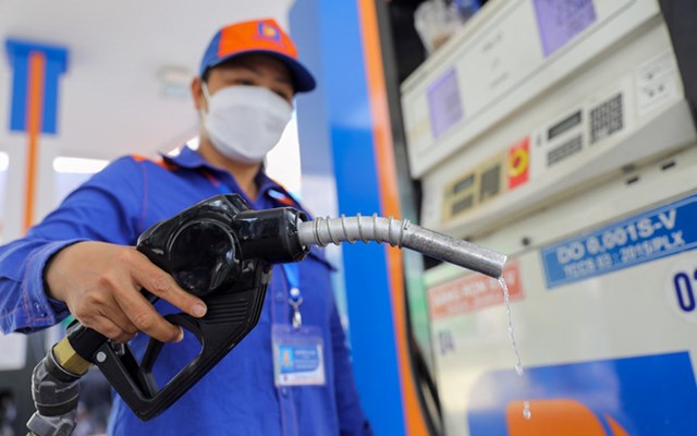 Để doanh nghiệp xăng dầu tho&#225;t t&#236;nh trạng &#39;c&#224;ng b&#225;n c&#224;ng lỗ&#39; - Ảnh 1