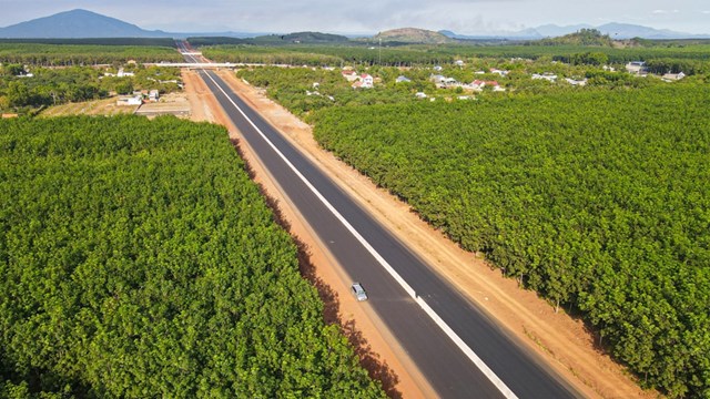 Cao tốc Dầu Gi&acirc;y - Phan Thiết dự kiến th&ocirc;ng xe v&agrave;o 30/04/2023, r&uacute;t ngắn thời gian di chuyển từ TP.HCM đến Phan Thiết chỉ 2 tiếng đồng hồ v&agrave; gi&uacute;p kết nối QL1 đến NovaWorld Phan Thiet chỉ 7 ph&uacute;t di chuyển (Nguồn ảnh: B&aacute;o Giao Th&ocirc;ng)