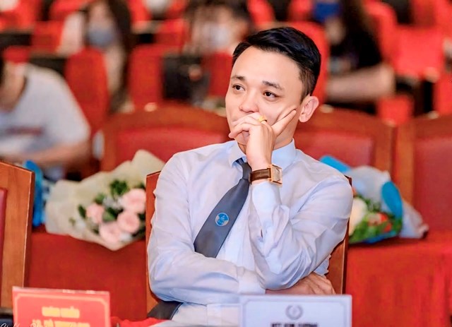 Luật sư H&agrave; Trọng Đại - Gi&aacute;m đốc C&ocirc;ng ty Luật TNHH H&agrave; Trọng Đại v&agrave; Cộng sự l&agrave;m gi&aacute;m khảo cuộc thi học thuật tại Trường Đại học Luật H&agrave; Nội, truyền cảm hứng cho nhiều sinh vi&ecirc;n luật.