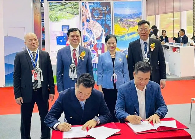 &Ocirc;ng V&otilde; Duy Nghĩa (b&ecirc;n phải) k&yacute; kết hợp t&aacute;c với đối t&aacute;c đến từ Trung Quốc.