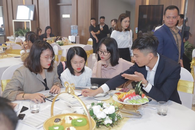 Kh&aacute;ch h&agrave;ng được tư vấn trực tiếp về sản phẩm