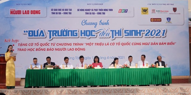 Th&agrave;nh vi&ecirc;n hội đồng tư vấn của chương tr&igrave;nh &ldquo;Đưa trường học đến th&iacute; sinh&rdquo; tại B&agrave; Rịa - Vũng T&agrave;u.