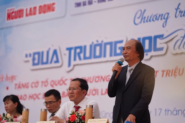 TS Trần Mạnh Th&agrave;nh giải đ&aacute;p thắc mắc của c&aacute;c em học sinh về chương tr&igrave;nh đ&agrave;o tạo tại Nova College.