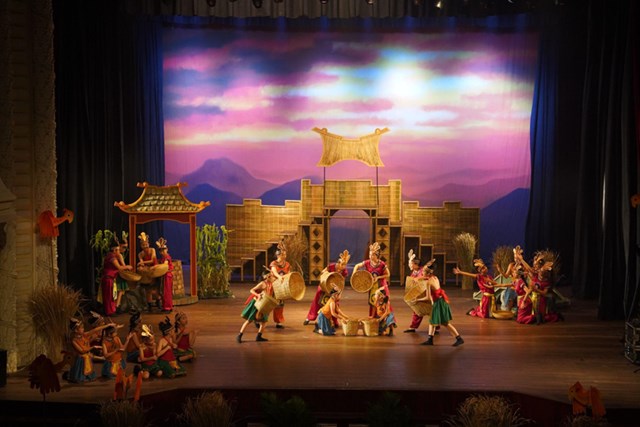 Hơn 50 học sinh Victoria School c&ugrave;ng tỏa s&aacute;ng tr&ecirc;n s&acirc;n khấu &ldquo;The Enchanted Crossbow&rdquo;. &nbsp;