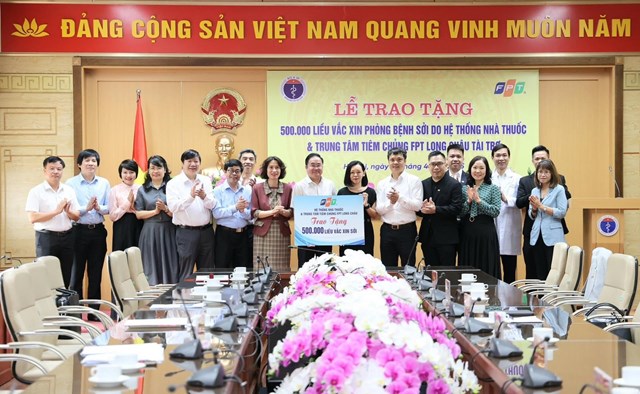 Bộ Y tế tiếp nhận nửa triệu liều vắc xin sởi do Ti&ecirc;m chủng FPT Long Ch&acirc;u t&agrave;i trợ &nbsp;