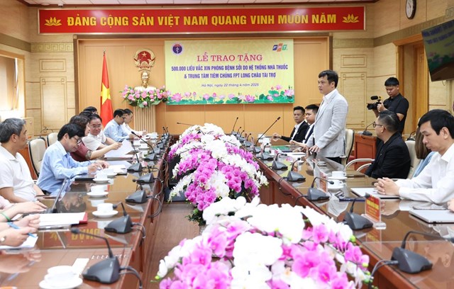 Tổng Gi&aacute;m Đốc Tập đo&agrave;n FPT Nguyễn Văn Khoa ph&aacute;t biểu tại lễ trao tặng&nbsp; &nbsp;