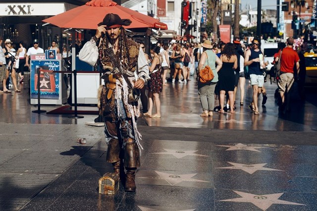 Đại lộ Danh vọng Hollywood đ&ocirc;ng đ&uacute;c v&agrave; nhộn nhịp