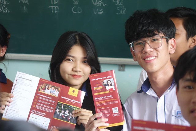 C&aacute;c em học sinh trường THPT Nguyễn Trường Tộ (B&igrave;nh Thuận) h&agrave;o hứng với cơ hội thực tập v&agrave; l&agrave;m việc tại NovaGroup.