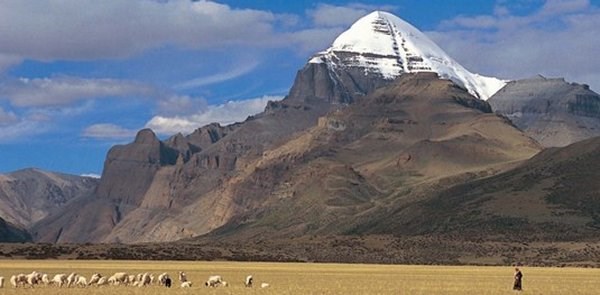 N&uacute;i Kailash nh&igrave;n từ xa.