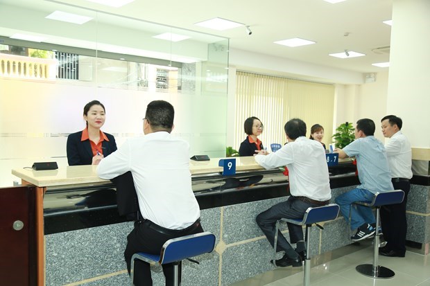 Kh&aacute;ch h&agrave;ng giao dịch tại Sacombank.