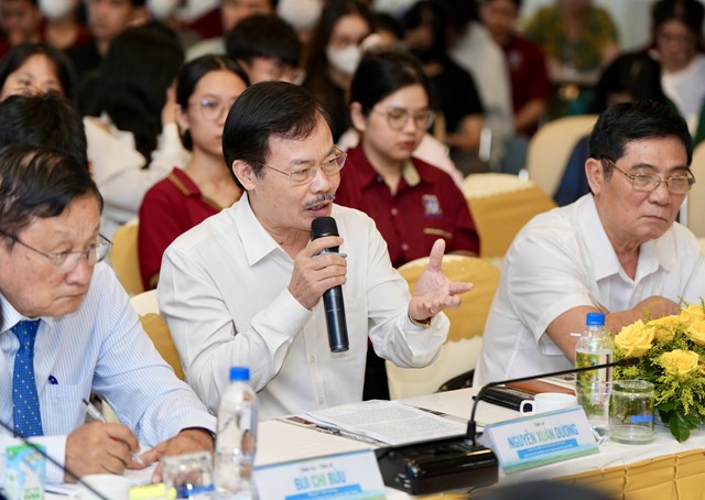 TS Nguyễn Xu&acirc;n Dương (ch&iacute;nh giữa) ph&aacute;t biểu tại tọa đ&agrave;m &nbsp; &nbsp;