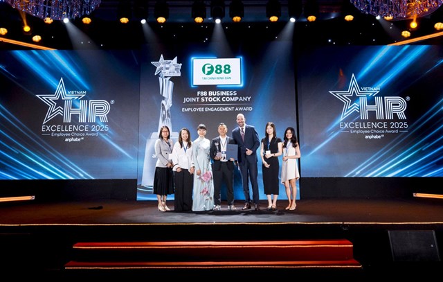 &Ocirc;ng Trần H&agrave; Dũng, Ph&oacute; Tổng Gi&aacute;m đốc, v&agrave; đại diện F88 nhận giải thưởng HR Excellence 2025 &nbsp;