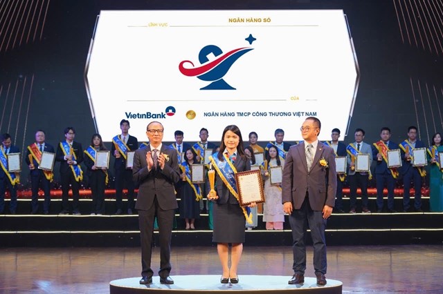 Đại diện VietinBank nhận Giải thưởng Sao Khu&ecirc; 2025 cho ứng dụng VietinBank Genie