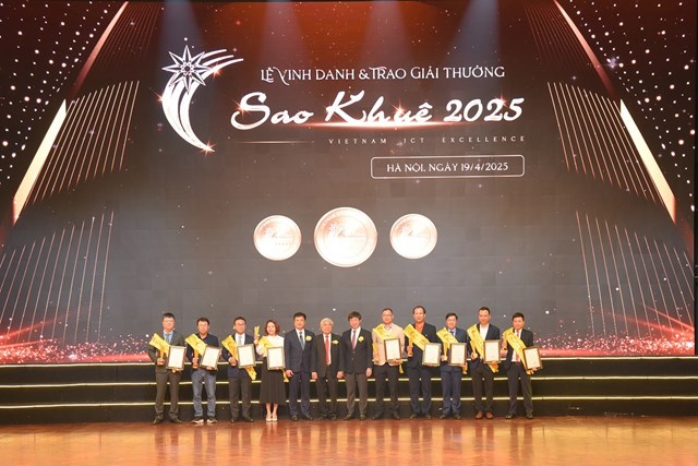 Đại diện VietinBank nhận Giải thưởng Sao Khu&ecirc; 2025 cho ứng dụng VietinBank iPay Mobile (đầu ti&ecirc;n b&ecirc;n phải)