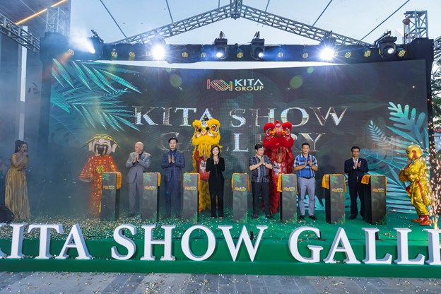 Ban l&atilde;nh đạo tập đo&agrave;n KITA Group cắt băng kh&aacute;nh th&agrave;nh KITA Show Gallery