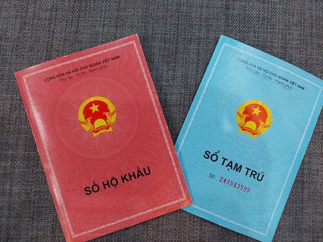 Khẩn trương r&agrave; so&aacute;t, sửa đổi văn bản c&oacute; quy định y&ecirc;u cầu nộp, xuất tr&igrave;nh Sổ hộ khẩu, Sổ tạm tr&uacute; giấy. &nbsp;