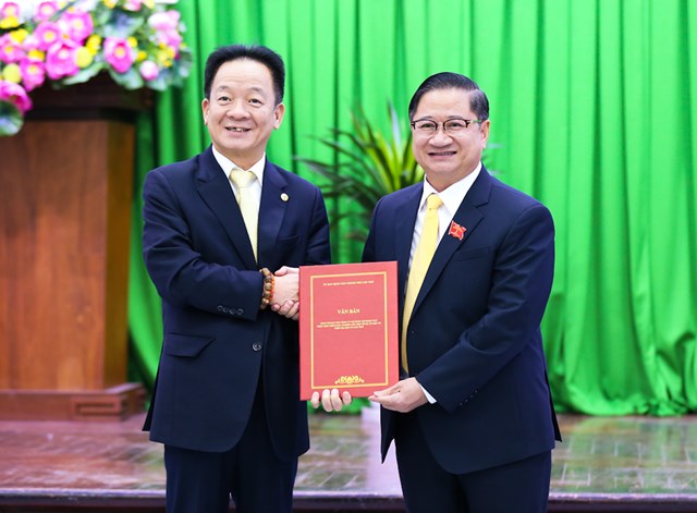 &Ocirc;ng Trần Việt Trường, Chủ tịch UBND TP Cần Thơ (b&ecirc;n phải) trao văn bản chấp thuận chủ trương nghi&ecirc;n cứu đầu tư một số dự &aacute;n tr&ecirc;n địa b&agrave;n cho &ocirc;ng Đỗ Quang Hiển, Chủ tịch Tập đo&agrave;n T&amp;T Group.