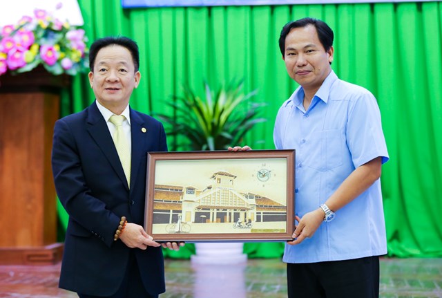 &Ocirc;ng L&ecirc; Quang Mạnh, Ủy vi&ecirc;n BCH Trung ương Đảng, B&iacute; thư Th&agrave;nh ủy Cần Thơ tặng qu&agrave; lưu niệm cho &ocirc;ng Đỗ Quang Hiển, Chủ tịch Tập đo&agrave;n T&amp;T Group nh&acirc;n dịp 2 b&ecirc;n k&yacute; thỏa thuận hợp t&aacute;c chiến lược.