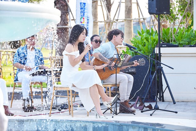 Ti&ecirc;́n đ&ocirc;̣ thi c&ocirc;ng c&ugrave;ng ti&ecirc;̣n &iacute;ch ho&agrave;n thi&ecirc;̣n nhanh đ&atilde; thuy&ecirc;́t phục nhi&ecirc;̀u nh&agrave; đ&acirc;̀u tư lựa chọn second home của NovaWorld Phan Thiet. Ảnh chương tr&igrave;nh trải nghiệm &acirc;m nhạc tại sự kiện ng&agrave;y 17/04 vừa qua.