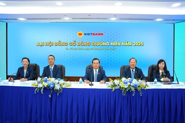Ban tọa đ&agrave;m tại Đại hội đồng cổ đ&ocirc;ng thường ni&ecirc;n 2025 của Vietbank.