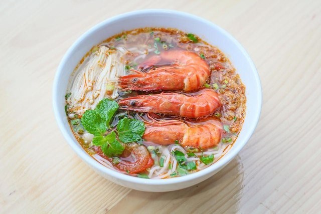 B&uacute;n t&ocirc;m Ch&acirc;u Tr&uacute;c&nbsp;ng&agrave;y nay ngo&agrave;i t&ocirc;m gi&atilde; c&ograve;n c&oacute; th&ecirc;m t&ocirc;m luộc để hấp dẫn hơn.