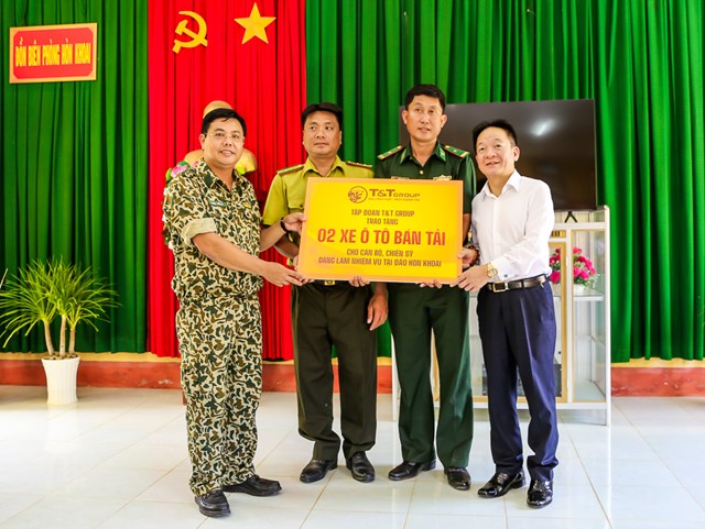 L&atilde;nh đạo tỉnh C&agrave; Mau v&agrave; l&atilde;nh đạo Tập đo&agrave;n T&amp;T Group tặng qu&agrave; cho c&aacute;n bộ chiến sỹ c&aacute;c lực lượng đang l&agrave;m nhiệm vụ tr&ecirc;n đảo H&ograve;n Khoai.