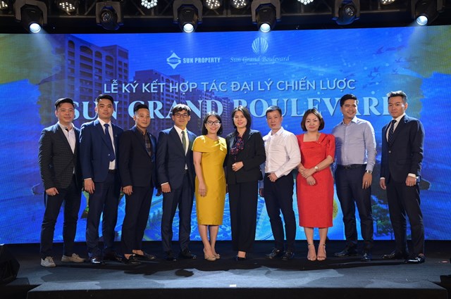 8 đại l&yacute; ph&acirc;n phối ch&iacute;nh thức dự &aacute;n Sun Grand Boulevard chụp h&igrave;nh lưu niệm với đại diện chủ đầu tư.