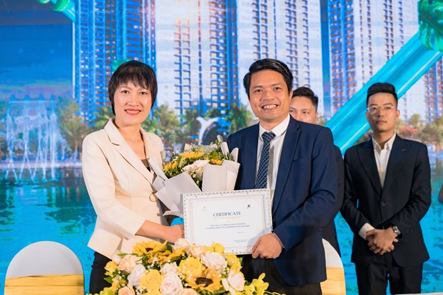 Đại diện MIKGroup trao chứng nhận hợp t&aacute;c cho đại diện T&acirc;n Long Land &nbsp;