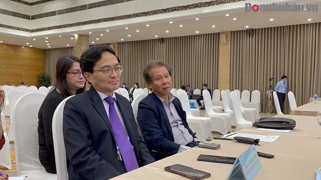 Chủ tịch Eximbank Yasuhiro Saitoh (tr&aacute;i) v&agrave; Th&agrave;nh vi&ecirc;n HĐQT độc lập L&ecirc; Minh Quốc.