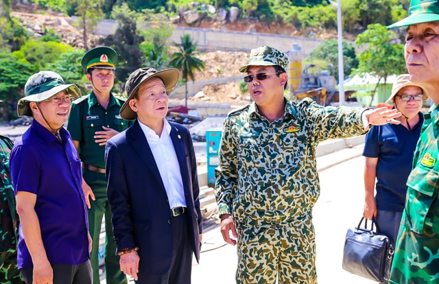 &Ocirc;ng Nguyễn Tiến Hải, Ủy vi&ecirc;n BCH Trung ương Đảng, Chủ tịch HĐND tỉnh, B&iacute; thư Tỉnh ủy, B&iacute; thư Đảng ủy Qu&acirc;n sự tỉnh C&agrave; Mau giới thiệu về tiềm năng, lợi thế của đảo H&ograve;n Khoai với &ocirc;ng Đỗ Quang Hiển, Chủ tịch Tập đo&agrave;n T&amp;T Group.