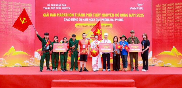 C&aacute;c runners nhận giải thưởng phần thi &ldquo;Trang phục ấn tượng&rdquo; &nbsp;
