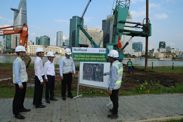 Dự &#225;n cầu đi bộ qua s&#244;ng S&#224;i G&#242;n ch&#237;nh thức thực hiện mũi khoan cọc đầu ti&#234;n - Ảnh 1