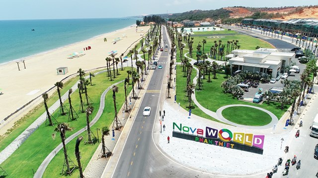 Với đường bờ biển d&agrave;i gần 7 km, c&ocirc;ng vi&ecirc;n b&atilde;i biển Bikini Beach quy m&ocirc; 16 ha l&agrave; địa điểm tổ chức lý tưởng cho c&aacute;c hoạt động thể thao, giải tr&iacute; tr&ecirc;n biển đặc sắc. &nbsp;