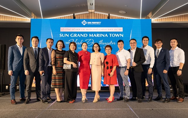 11 đại l&yacute; ph&acirc;n phối ch&iacute;nh thức dự &aacute;n Sun Grand Marina Town chụp h&igrave;nh lưu niệm với đại diện chủ đầu tư. &nbsp;