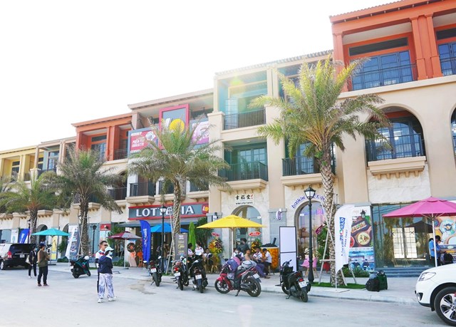 Nhi&ecirc;̀u khách hàng tham quan, mua sắm ở tuy&ecirc;́n ph&ocirc;́ thương mại vừa ra mắt tại NovaWorld Phan Thiet. Ảnh thực t&ecirc;́ dự án tháng 4/2021.
