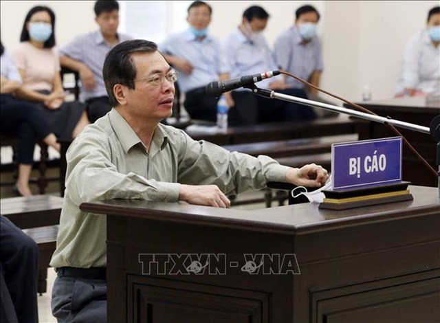 Bị c&aacute;o Vũ Huy Ho&agrave;ng trong phi&ecirc;n t&ograve;a s&aacute;ng 24/4/2021. Ảnh: Phạm Ki&ecirc;n/TTXVN.