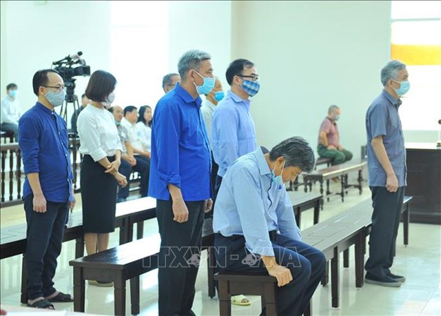 C&aacute;c bị c&aacute;o nghe tuy&ecirc;n &aacute;n tại phi&ecirc;n t&ograve;a. Ảnh: Minh Đức/TTXVN.