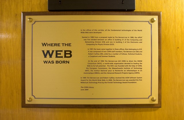 Quyết định của CERN đ&atilde; tạo điều kiện cho sự ph&aacute;t triển của c&aacute;c tr&igrave;nh duyệt web th&acirc;n thiện với người d&ugrave;ng, chẳng hạn như Mosaic v&agrave; sau n&agrave;y l&agrave; Netscape Navigator v&agrave; Internet Explorer, gi&uacute;p h&agrave;ng triệu người dễ d&agrave;ng tiếp cận v&agrave; kh&aacute;m ph&aacute; thế giới trực tuyến.