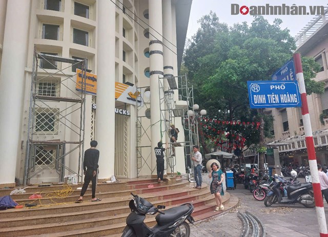 Cửa h&agrave;ng Starbucks mới được kỳ vọng trở th&agrave;nh điểm đến h&uacute;t kh&aacute;ch nhờ vị tr&iacute; "kim cương" giữa l&ograve;ng phố cổ.